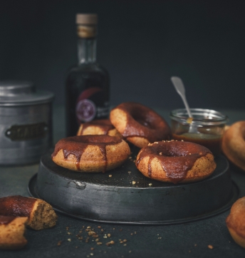 Donuts au chai latte, glaçage au caramel de Vinaigre Balsamique de Modène IGP