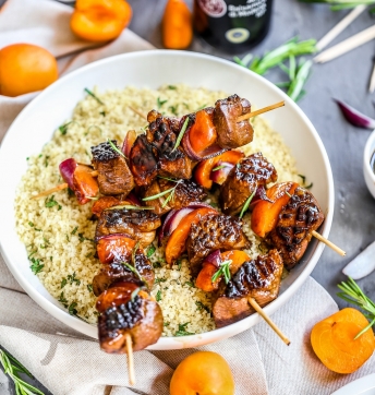 Brochettes de magret de canard et abricots