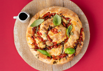 Focaccia al Vinagre Balsámico de Módena IGP con tomatitos y albahaca