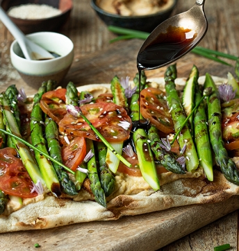 Focaccia mit grünem Spargel, Tomaten und Erdnuss-Humus