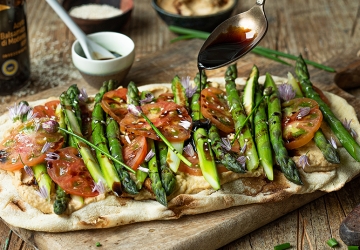 Focaccia mit grünem Spargel, Tomaten und Erdnuss-Humus