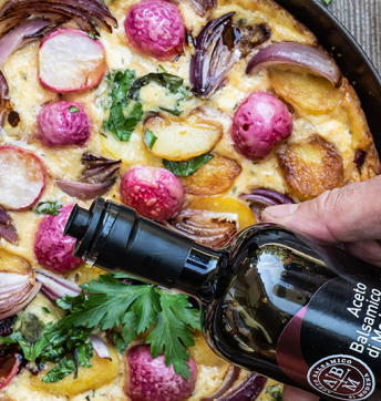 Bunte Frittata mit gerösteten Radieschen und Aceto Balsamico di Modena g. g. A.