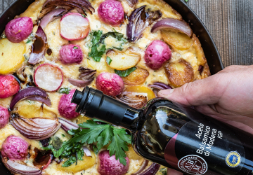 Bunte Frittata mit gerösteten Radieschen und Aceto Balsamico di Modena g. g. A.