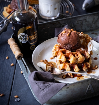 Gaufres liégeoises, sorbet au chocolat et Vinaigre Balsamique de Modène IGP