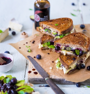 Grilled cheese avocat, brie, myrtilles au vinaigre balsamique de Modène IGP