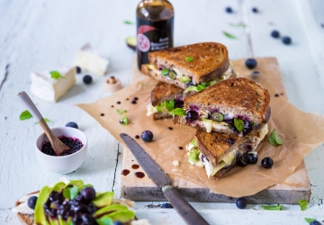 Grilled cheese avocat, brie, myrtilles au vinaigre balsamique de Modène IGP