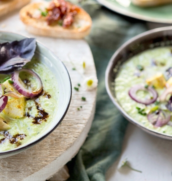 Gazpacho aus grünem Gemüse und mariniertem Tofu