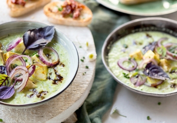 Gazpacho aus grünem Gemüse und mariniertem Tofu