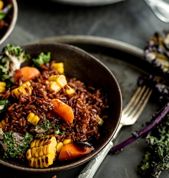 Gebratener roter Reis mit Karotten, Mais und Kohl