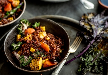 Gebratener roter Reis mit Karotten, Mais und Kohl