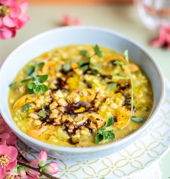 Gerstensuppe mit Kürbisblüten