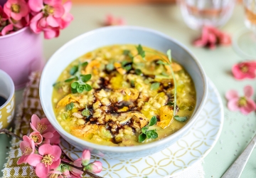 Gerstensuppe mit Kürbisblüten