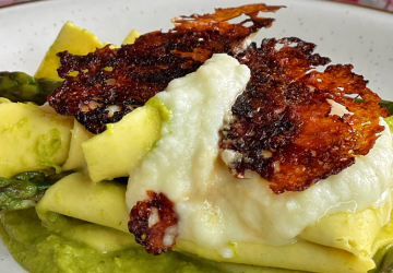 Lasagne con crema di asparagi, fonduta di pecorino, cialda di Aceto Balsamico di Modena IGP