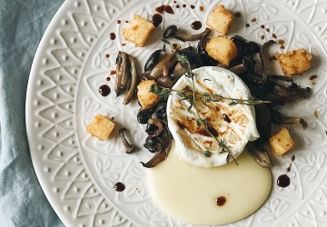 Tomino con funghi pioppini e polenta fritta