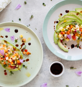 Avocado ripieno di frutta e verdura con gocce di Aceto Balsamico di Modena IGP