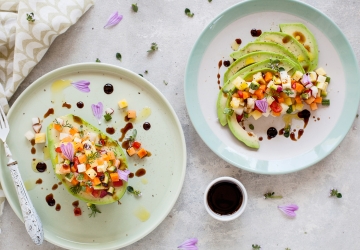 Avocado ripieno di frutta e verdura con gocce di Aceto Balsamico di Modena IGP