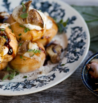 Bombolone salato con mozzarella fiordilatte, funghi porcini e Aceto Balsamico di Modena IGP