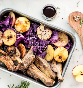 Pork chops with apple, red cabbage and Balsamic Vinegar of Modena PGI