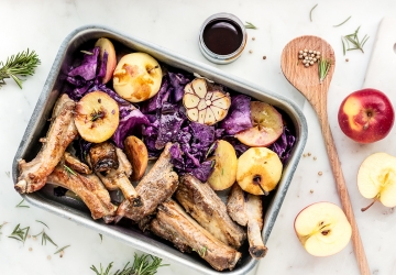 Pork chops with apple, red cabbage and Balsamic Vinegar of Modena PGI