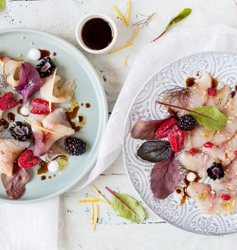 Crudo di ricciola ai frutti rossi, erbe e Aceto Balsamico di Modena IGP