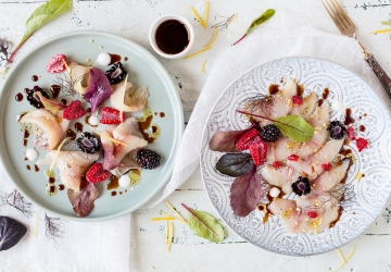 Crudo di ricciola ai frutti rossi, erbe e Aceto Balsamico di Modena IGP