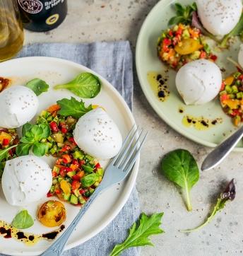 Tartare di verdure estive e pomodorini gialli con bocconcini di bufala