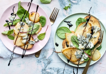 Formaggio erborinato, pera caramellata e Aceto Balsamico di Modena IGP