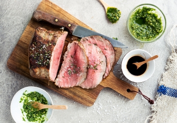 Roast beef English-style with green walnut sauce