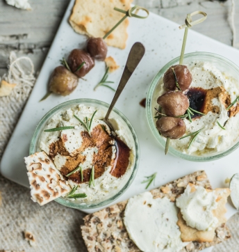 Bicchierino con mousse di mascarpone, spiedino di castagne arrostite e Aceto Balsamico di Modena IGP