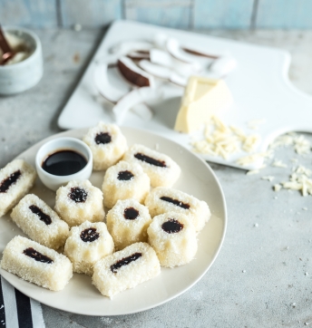 Weiße Kokosnuss-Schokoladen-Pralinen mit einem Herz aus Balsamessig aus Modena (Aceto Balsamico di Modena g.g.A.)