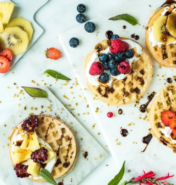 Waffel con chantilly alla vaniglia, frutta fresca e Aceto Balsamico di Modena IGP