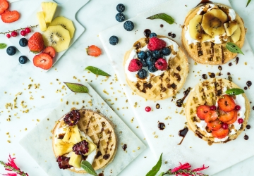 Waffel con chantilly alla vaniglia, frutta fresca e Aceto Balsamico di Modena IGP