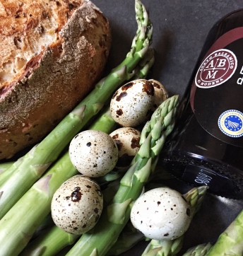 Croûtons aux asperges et œufs de caille au Vinaigre Balsamique de Modène IGP