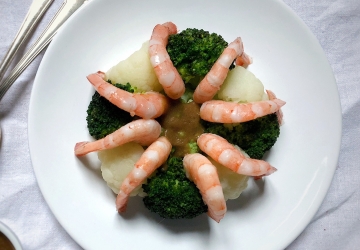 Cauliflower, broccoli and shrimp salad dressed with Balsamic Vinegar of Modena PGI Sauce