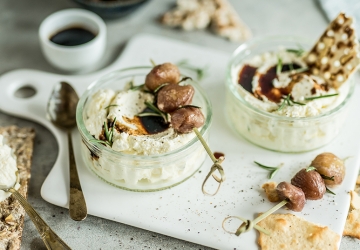 Mascarpone Mousse im Glas, geröstete Kastanien-Spieße und Balsamessig aus Modena (Aceto Balsamico di Modena g.g.A.)