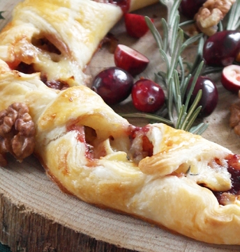 Camembert-Blätterteig-Kranz mit Cranberry-Soße mit Aceto Balsamico di Modena g.g.A. und knackigen Walnüssen