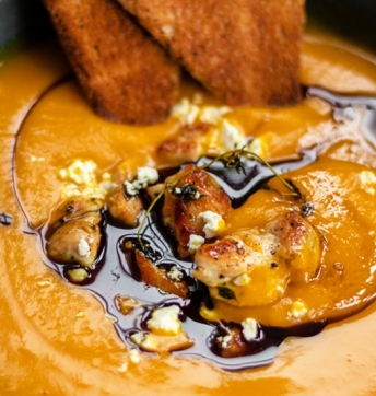 Kürbis-Creme-Suppe mit Hähnchen, Feta und Aceto Balsamico di Modena g.g.A.