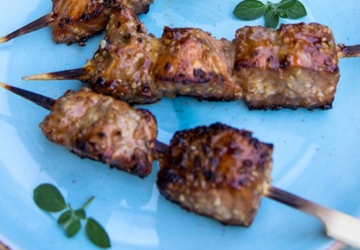 Lachs-Spieße mit Tomaten-Couscous und Aceto Balsamico di Modena g.g.A.