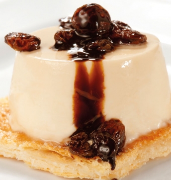 Caramel mousse on a biscuit made of chocolate sable dough with soaked raisins and Aceto Balsamico di Modena PGI