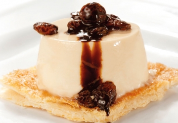 Caramel mousse on a biscuit made of chocolate sable dough with soaked raisins and Aceto Balsamico di Modena PGI