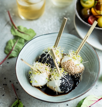 Baby Mozzarella Bällchen gefüllt, mit Balsamessig aus Modena (Aceto Balsamico di Modena g.g.A.), Sprossen und Sesam