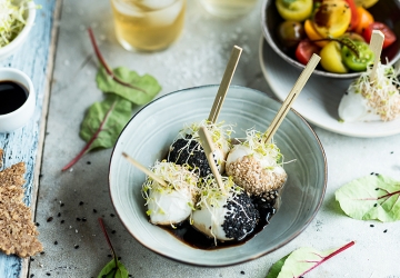 Baby Mozzarella Bällchen gefüllt, mit Balsamessig aus Modena (Aceto Balsamico di Modena g.g.A.), Sprossen und Sesam