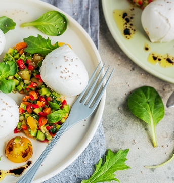 Sommergemüse Tartare mit gelben Tomaten und Büffelmozzarella-Bällchen