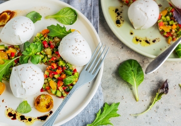 Sommergemüse Tartare mit gelben Tomaten und Büffelmozzarella-Bällchen