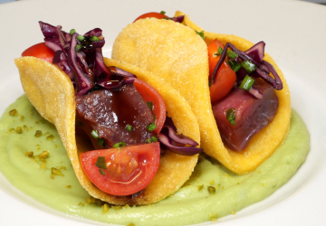 Tacos con tonno fresco, pomodorini, verza viola, erba cipollina e Aceto Balsamico di Modena IGP
