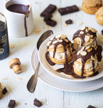 Profiteroles glace vanille sauce chocolat au Vinaigre Balsamique Invecchiato IGP