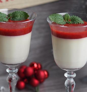 Vanille-Panna Cotta mit Erdbeer Aceto Balsamico di Modena g.g.A. Soße