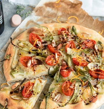 Pizza mit Tomaten, Puntarelle, Mandeln und Orangen