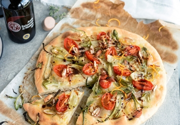 Pizza mit Tomaten, Puntarelle, Mandeln und Orangen