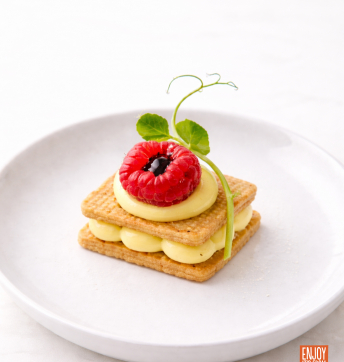Millefoglie con crema pasticcera alla vaniglia, lamponi e Aceto Balsamico di Modena IGP